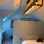 Luxurious & Tranquil Staycation - W/ Hot Tub! *