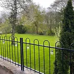 Luxurious & Tranquil Staycation - W/ Hot Tub! * Burneside
