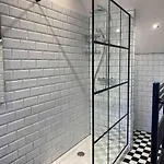 Luxurious & Tranquil Staycation - W/ Hot Tub! 펜션 *