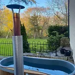 Luxurious & Tranquil Staycation - W/ Hot Tub! *