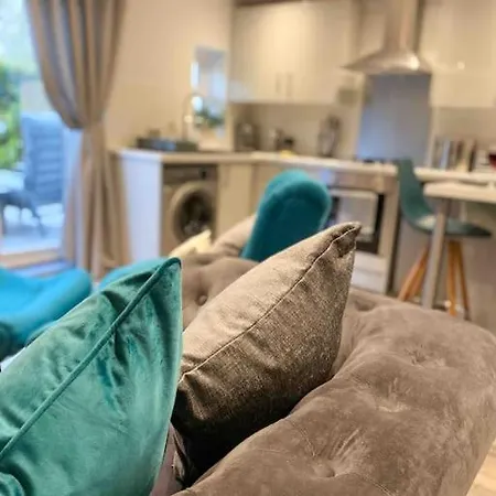 Luxurious & Tranquil Staycation - W/ Hot Tub! Holiday home Burneside
