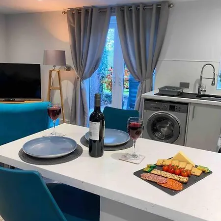 Luxurious & Tranquil Staycation - W/ Hot Tub! Burneside