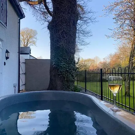 Luxurious & Tranquil Staycation - W/ Hot Tub! Casa de Férias