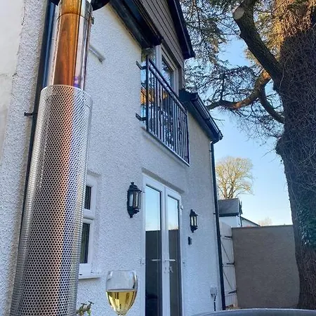 Luxurious & Tranquil Staycation - W/ Hot Tub! Burneside