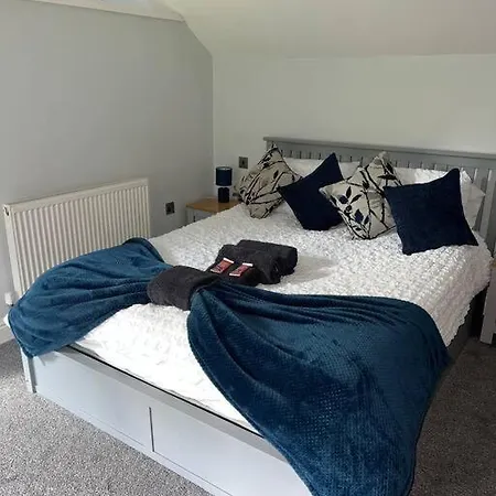 Luxurious & Tranquil Staycation - W/ Hot Tub! * Burneside