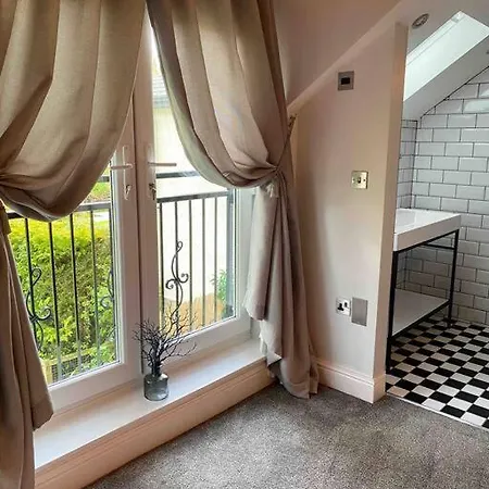 Luxurious & Tranquil Staycation - W/ Hot Tub! Burneside