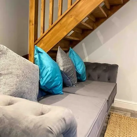 Luxurious & Tranquil Staycation - W/ Hot Tub! Burneside