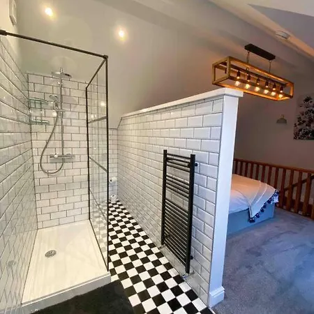 Luxurious & Tranquil Staycation - W/ Hot Tub! Holiday home *