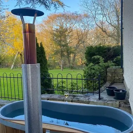 Luxurious & Tranquil Staycation - W/ Hot Tub! *