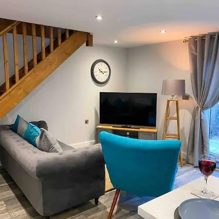 Luxurious & Tranquil Staycation - W/ Hot Tub! *