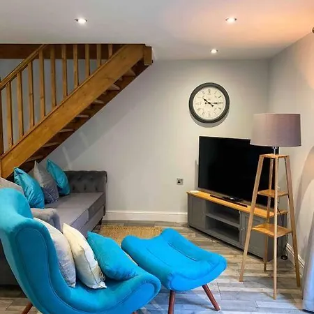 Luxurious & Tranquil Staycation - W/ Hot Tub! Burneside