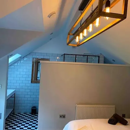 Luxurious & Tranquil Staycation - W/ Hot Tub! *