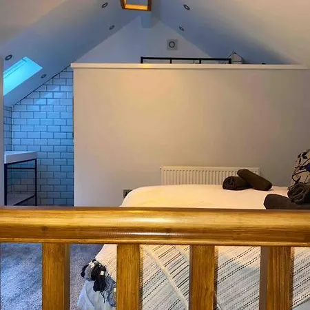 Luxurious & Tranquil Staycation - W/ Hot Tub! Burneside